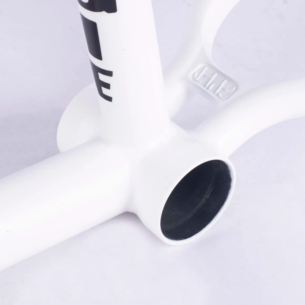 Biggie Frame / devon smillie signature / white