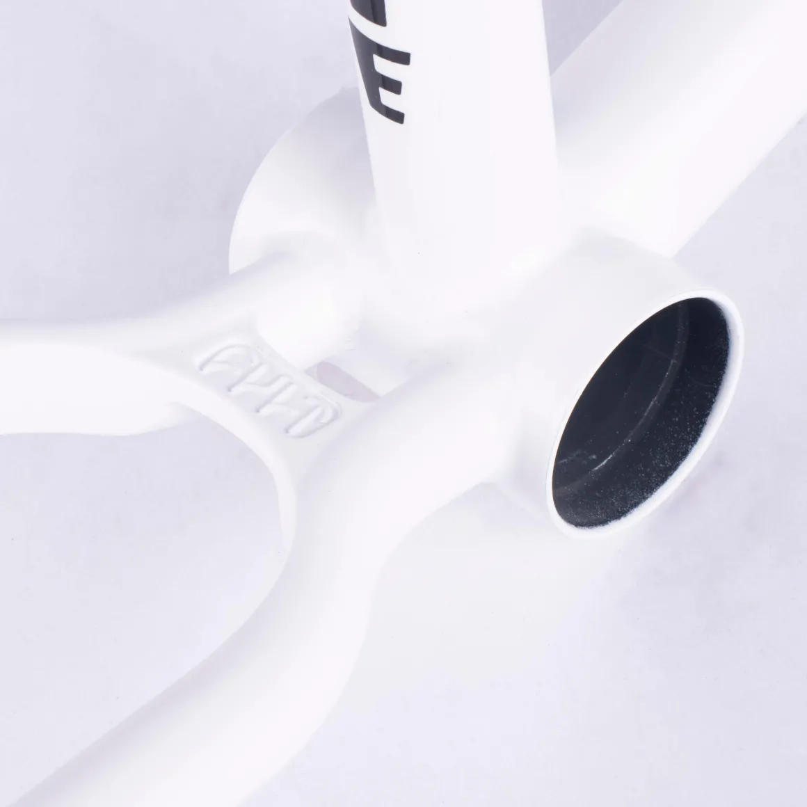 Biggie Frame / devon smillie signature / white