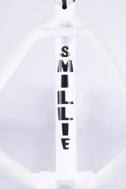 Biggie Frame / devon smillie signature / white