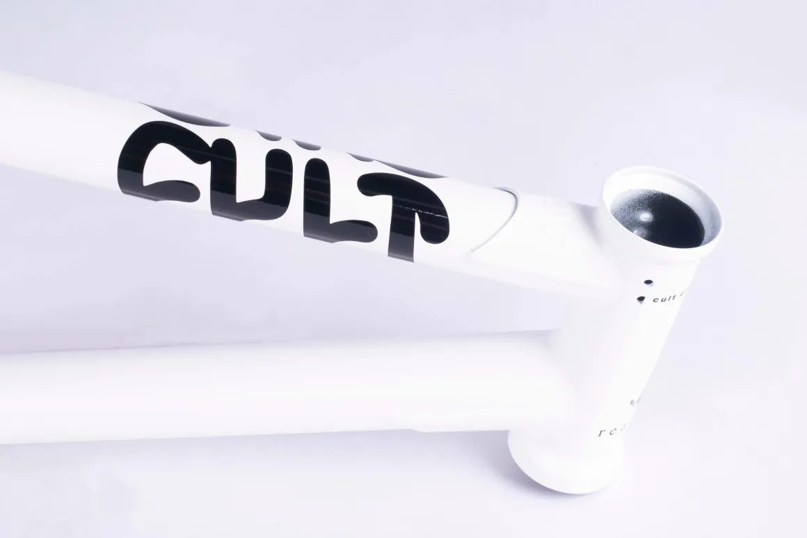 Biggie Frame / devon smillie signature / white